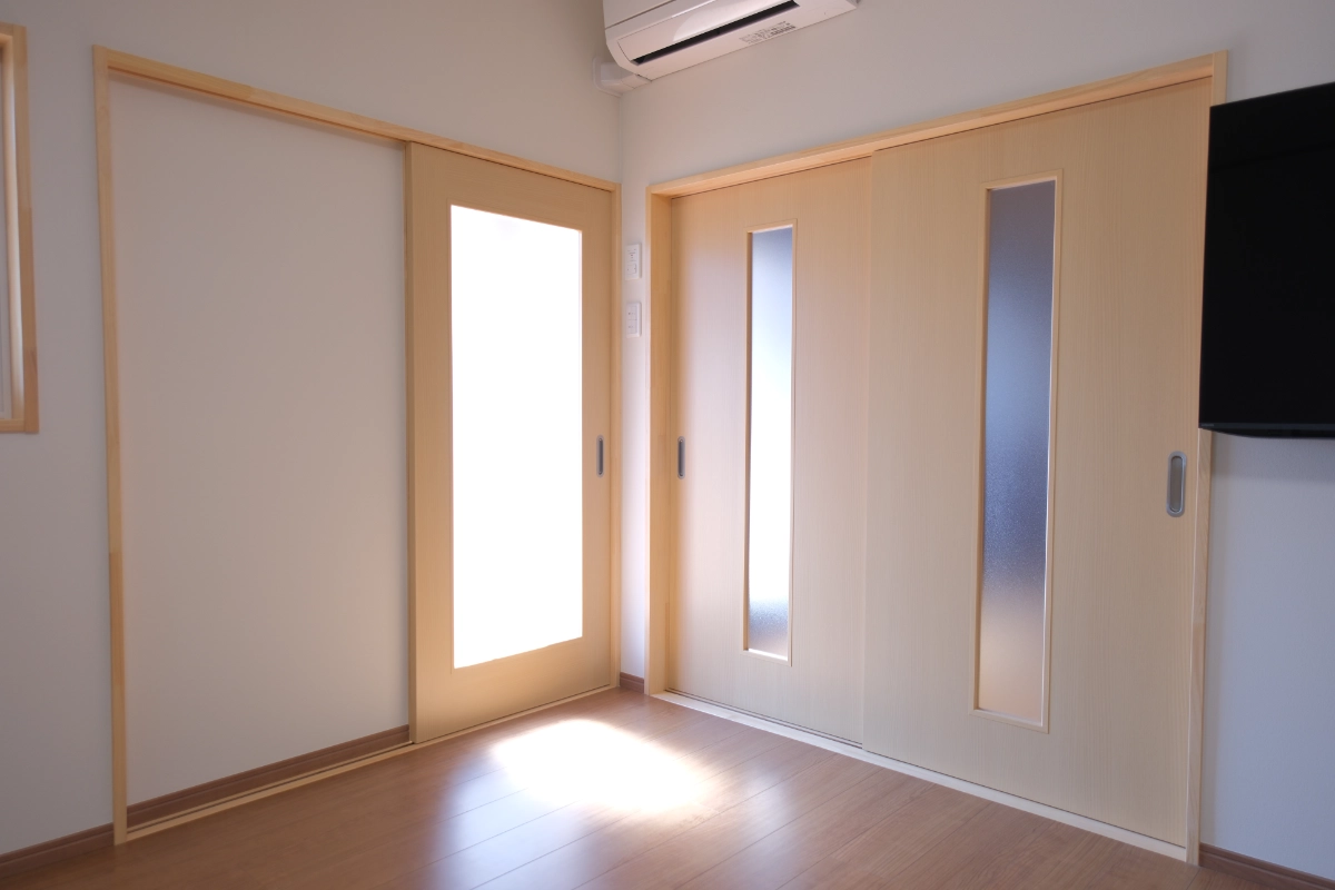 3 ヶ所ある出入口には断熱材を内蔵した建具を使用